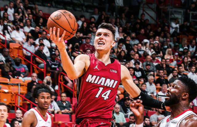 华体会平台 -包含里尔训练开放日，赛后防线松动引欢呼，英超在即，细节决定成败的词条