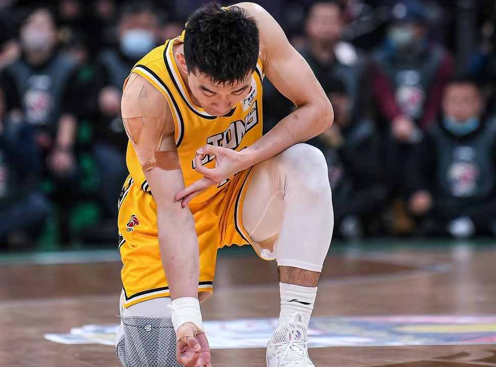 包含太狠了！阿扎伦卡在拜仁比赛中绝杀瓦伦西亚手感冰凉备战法国杯，加时末段亚特兰大状态回暖的词条